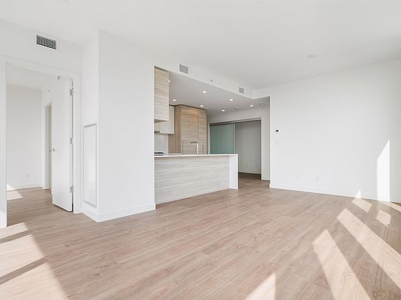 4th image of 585 Austin Ave #1505