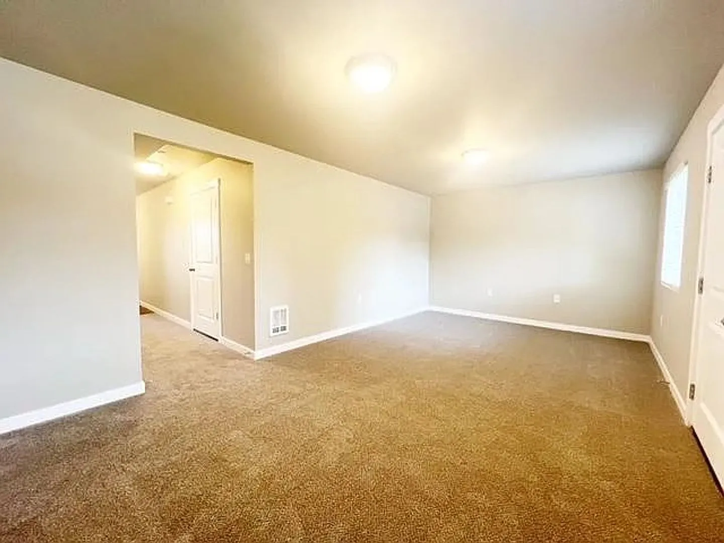 Modern 3BR / 2.5BA Townhome in Port Orchard Spacious, Bright, and Conveniently Located — Photo 3