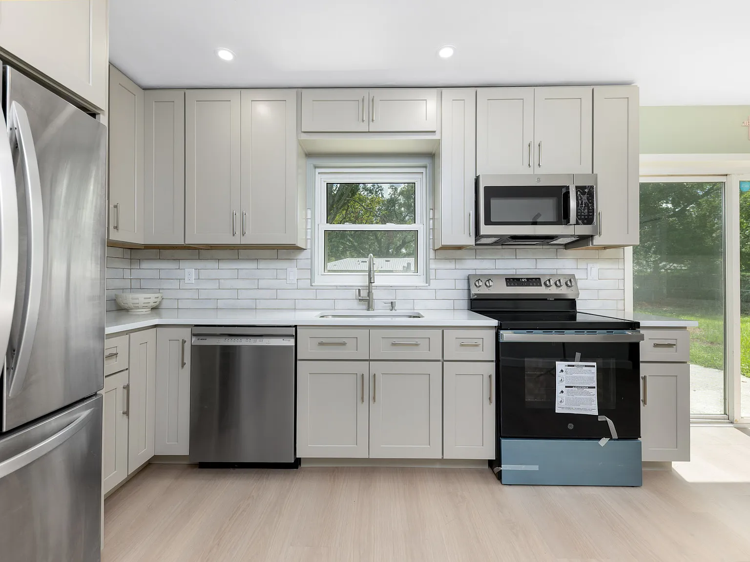 3 bed, 1316 sqft, $2,300 — Photo 4