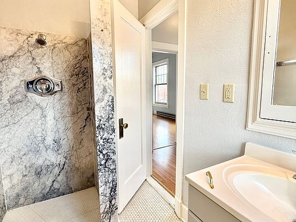 3rd image of 110 SW Court Ave #304
