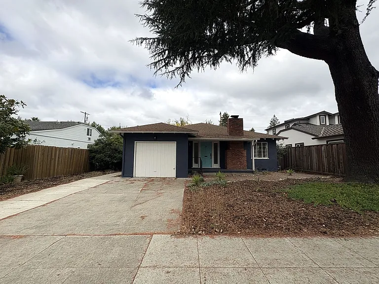 1023 Embarcadero Rd — Photo 1