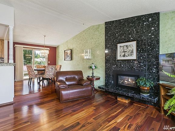 Open concept living with vaulted ceilings. 