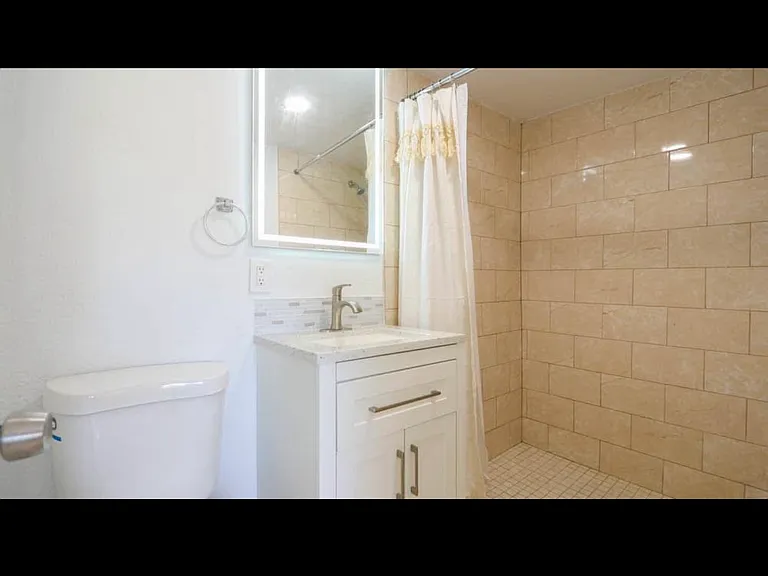 701 SE Bahama Ave — Photo 5