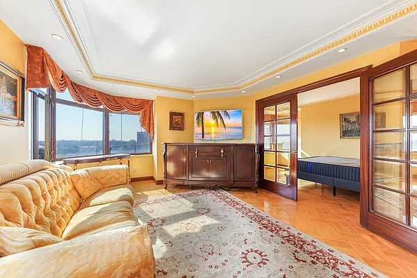 Sold by Daniel Saat, LREB | media 29