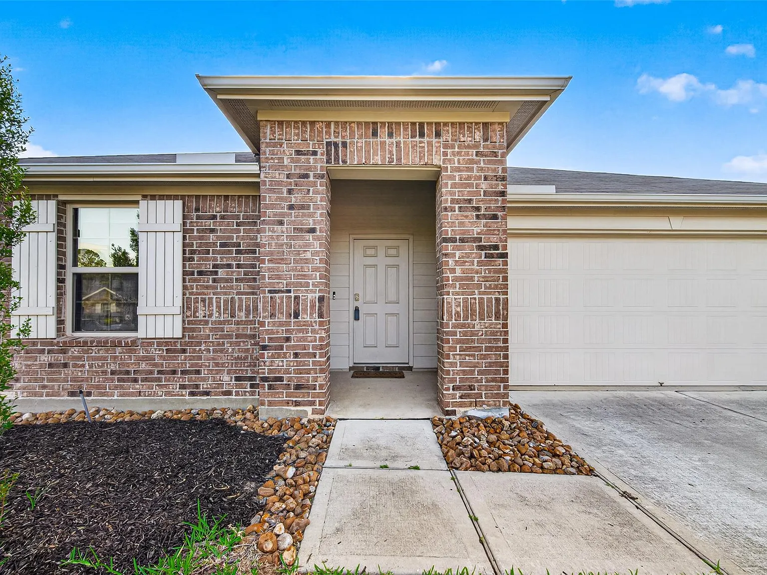 4 bed, 2.0 bath, 1902 sqft, $2,100 — Photo 4