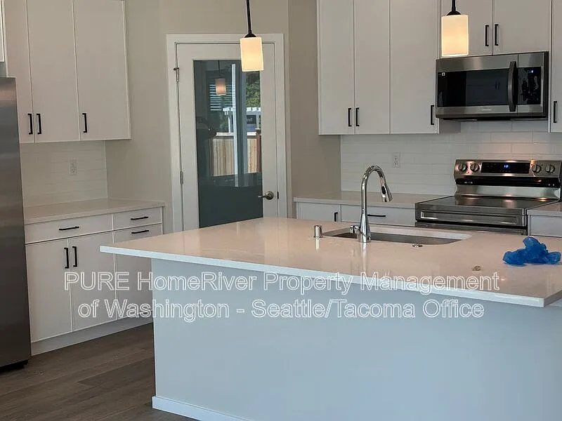 4 bed, 2.5 bath, 1966 sqft, $3,150 — Photo 4