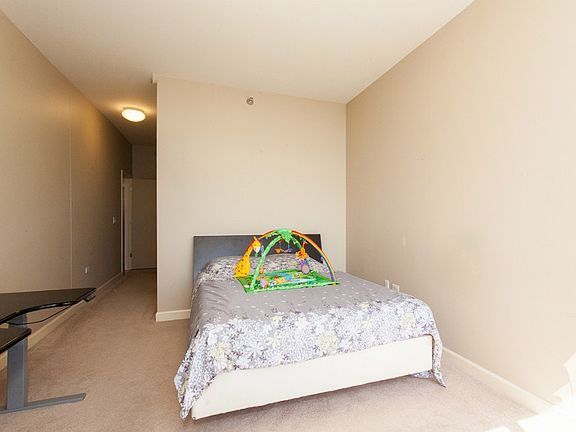 4th image of 1335 S Prairie Ave #18