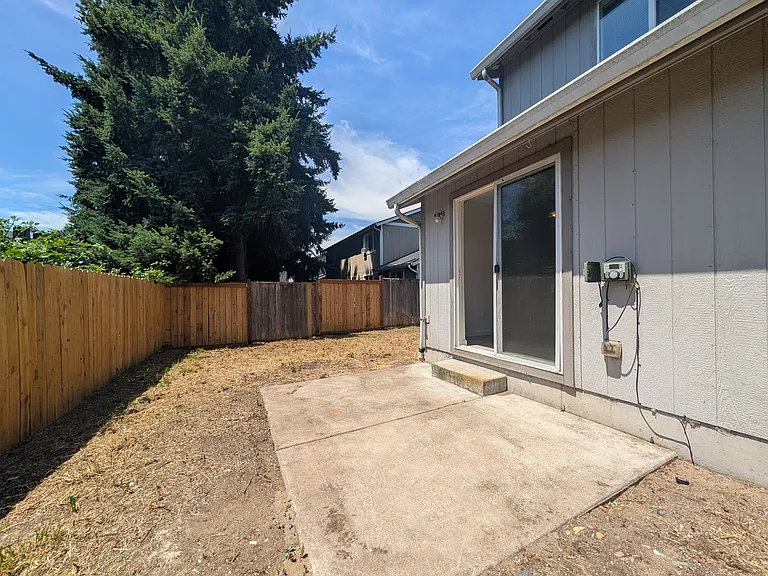 484 Helen St — Photo 23
