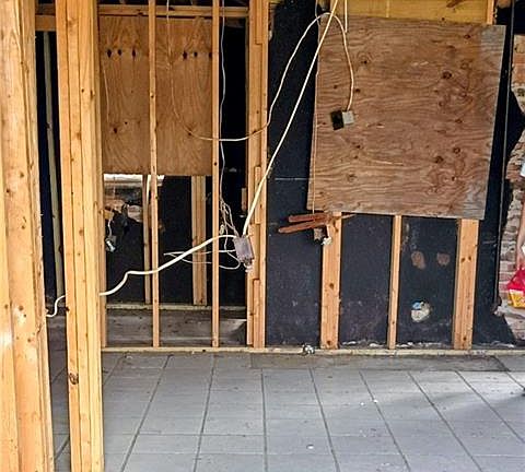 5th image of 418 Center St