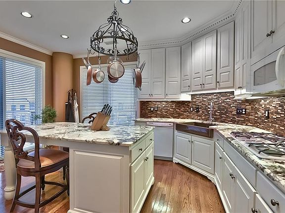 4th image of 411 W 46th Ter APT 502