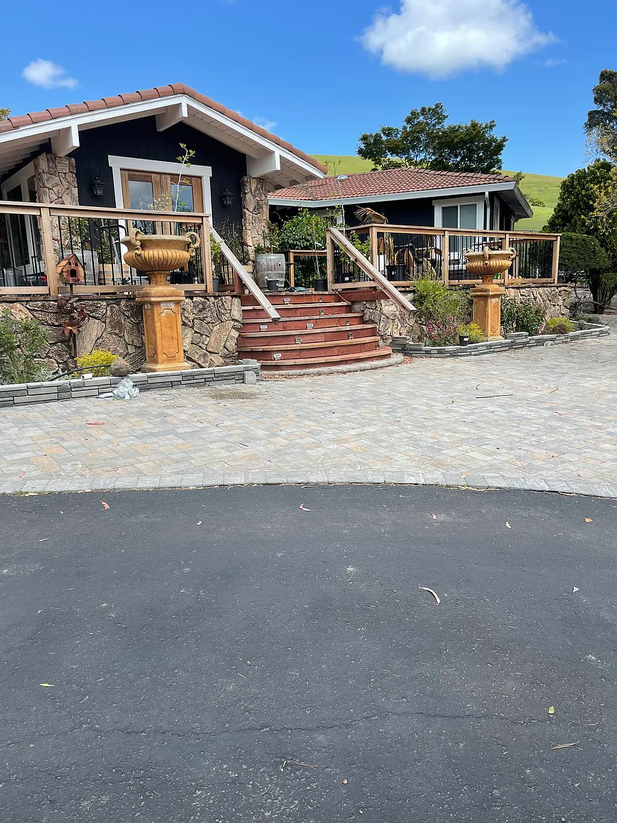 Front entrance and deck - Spurs Trl