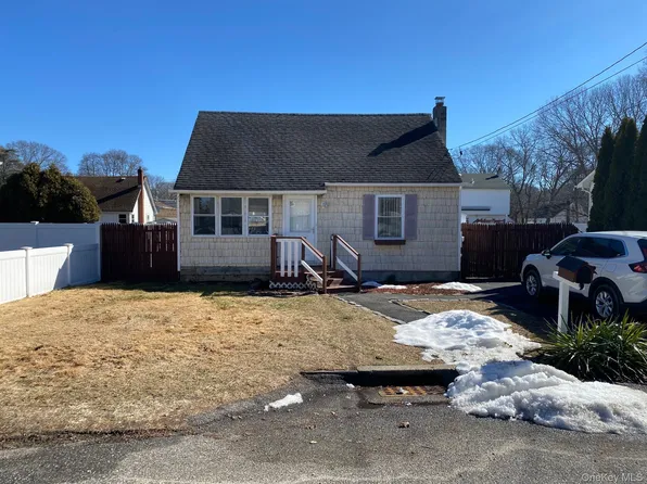 9 Beechwood Drive, Shirley, NY 11967