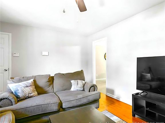 3rd image of 556 Waterbury Dr