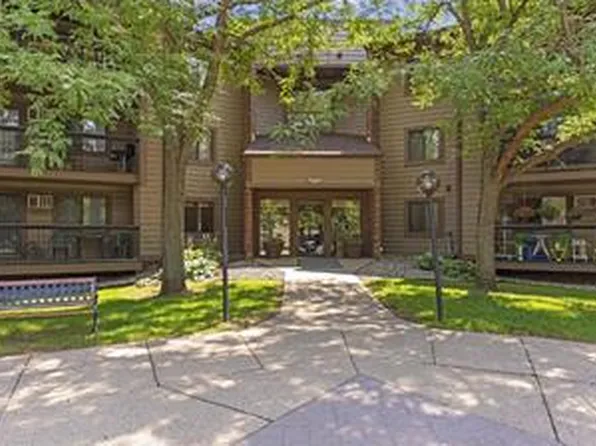 7501 101st St W #204, Bloomington, MN 55438