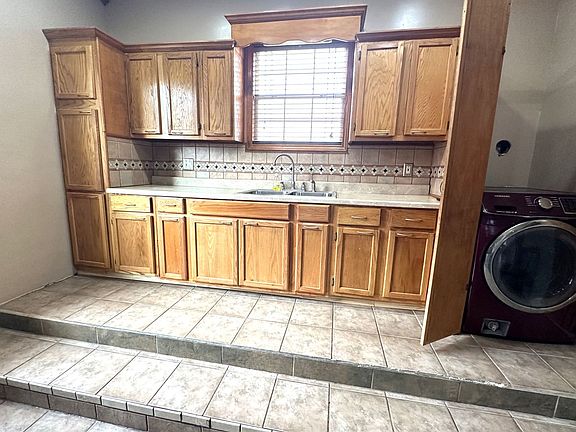 4th image of 3690 Saint James Blvd