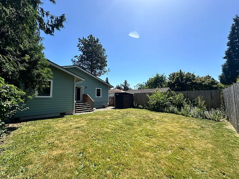 1420 E Victor St — Photo 2