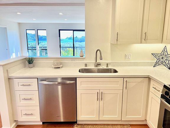 4th image of 10 Harbor Oak Dr APT 11