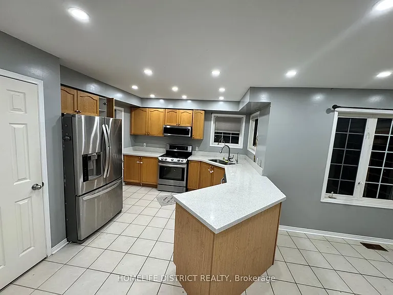 1100 Ashgrove Cres — Photo 27