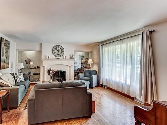 5th image of 421 E Schantz Ave