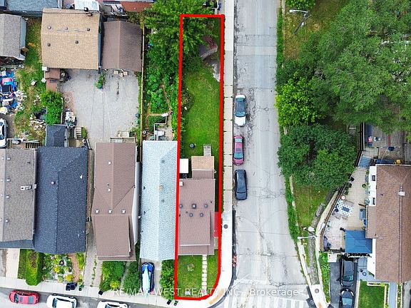 2nd image of 410 Silverthorn Ave