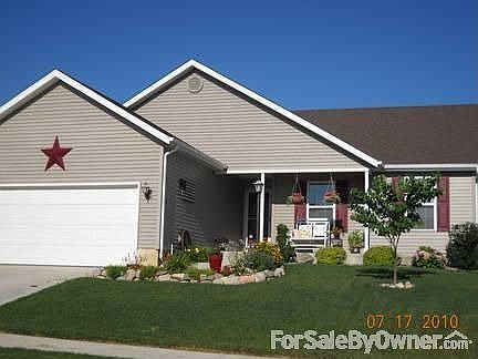 Front of house : Beautifully landscaped with lots of perennials and fieldstone border.