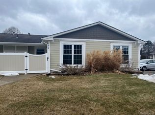 39828 Village Wood Cir, Novi, MI 48375