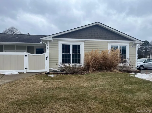 39828 Village Wood Cir, Novi, MI 48375