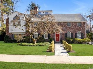 4 North Dr, Great Neck, NY 11021