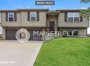 304 Golfview Dr, Pleasant Hill, MO 64080