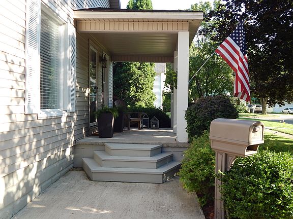 4th image of 203 Center Ave