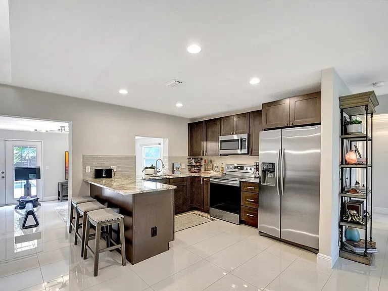 702 Grove St — Photo 9