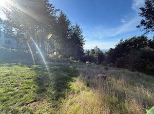 686 Redwood Rd, Whitethorn, CA 95589