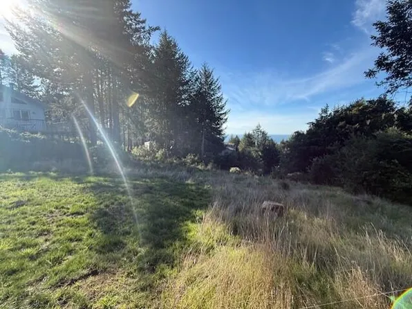 686 Redwood Rd, Whitethorn, CA 95589