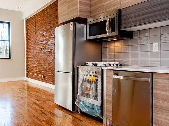 2nd image of 195 Menahan St APT 1L