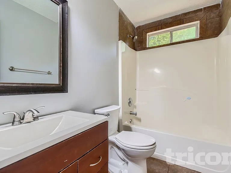 390 River Point Dr — Photo 16