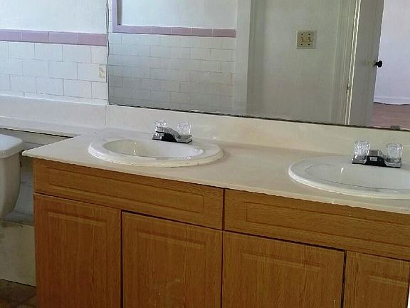 4th image of 5831 Saloma Ave
