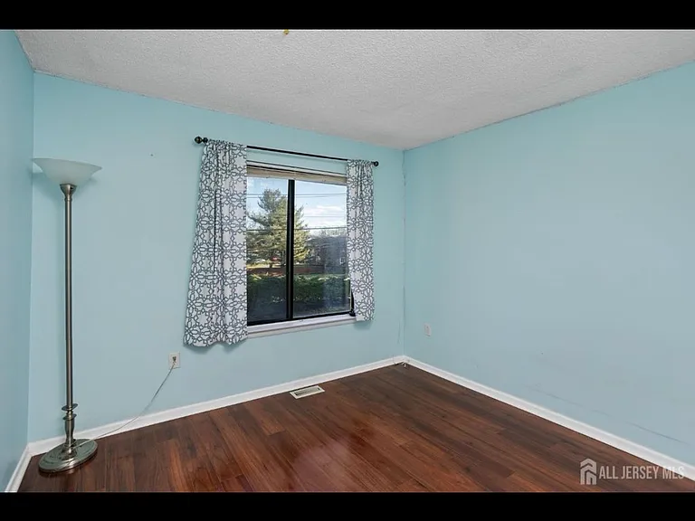 16 Hampshire Dr — Photo 7
