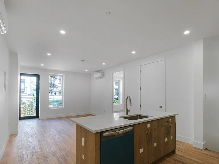 1387 Madison St #1R — Photo 8