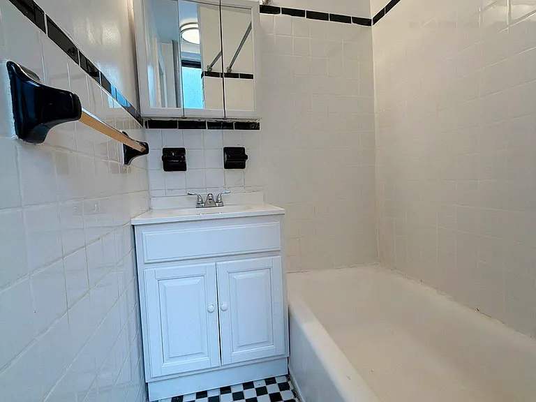 520 Isham St #1 — Photo 8