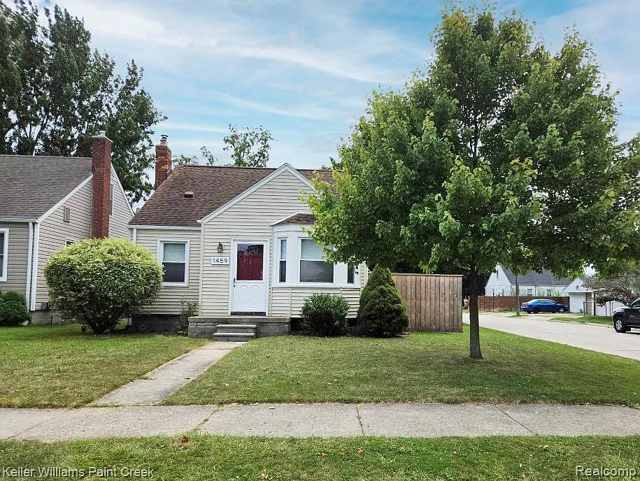 3 bed, 1.0 bath, 1076 sqft, $2,100 — Photo 2