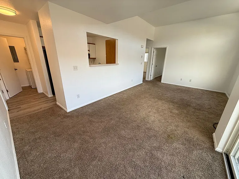 565 Redcliff Cir — Photo 4