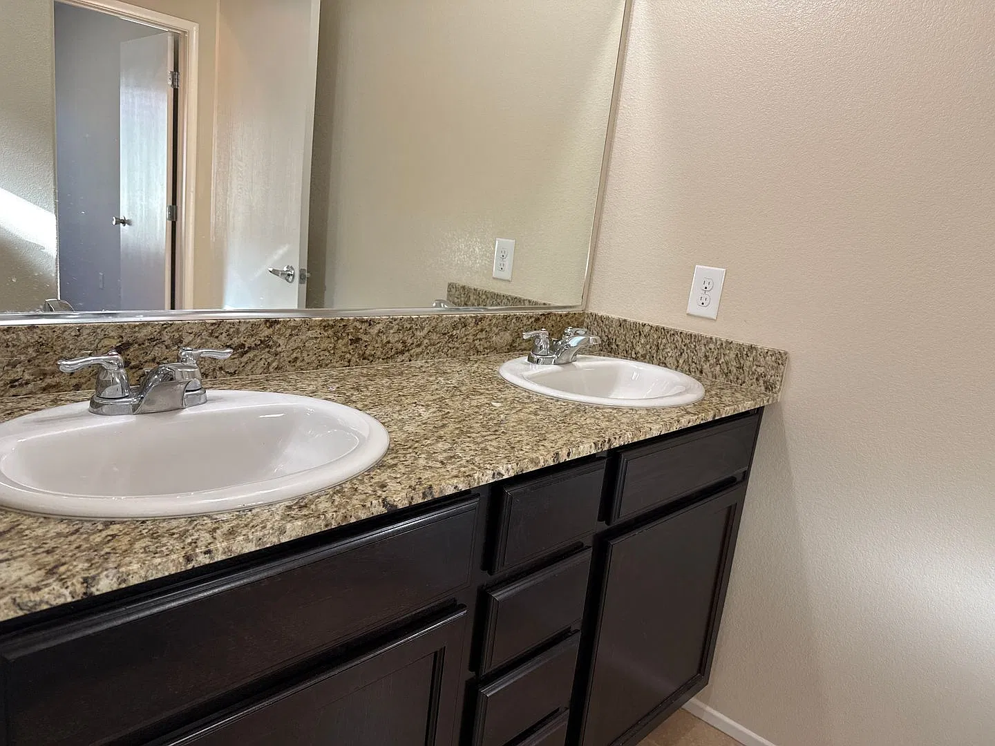 3-Bedroom Townhome in Gated Mesa Verde — Photo 3