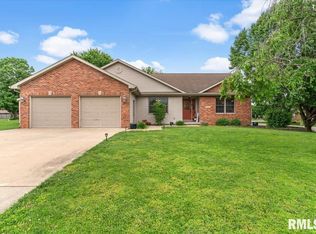 18920 Perry Dr, Virden, IL 62690