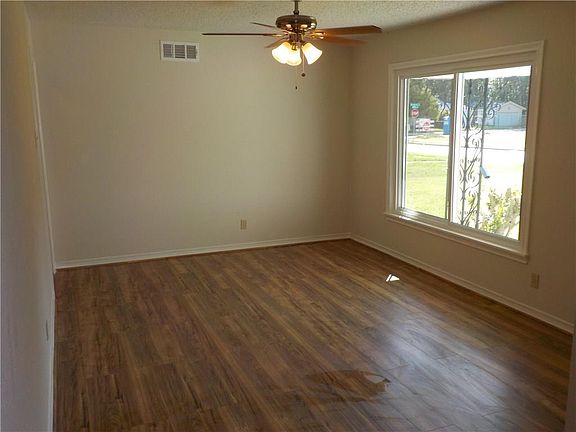2nd image of 3115 Dahlia Dr