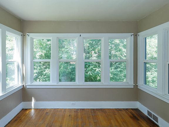 5th image of 440 Hutchinson St