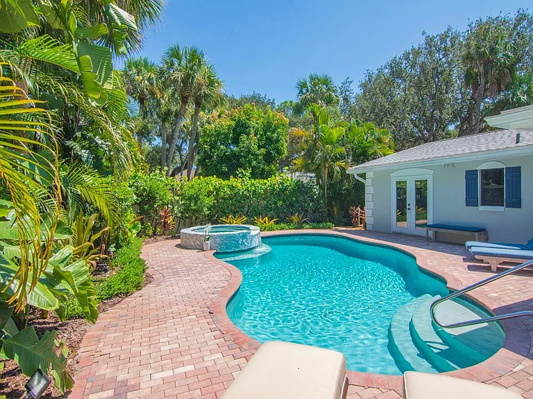 611 Gardenia Ln — Photo 30