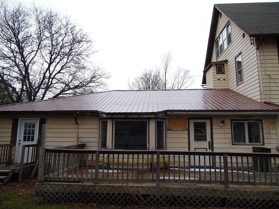 Deck & Left Entrance