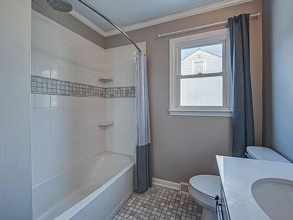 4th image of 304 Julia Ave