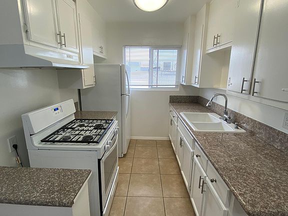 5th image of 1049 N Genesee Ave #8