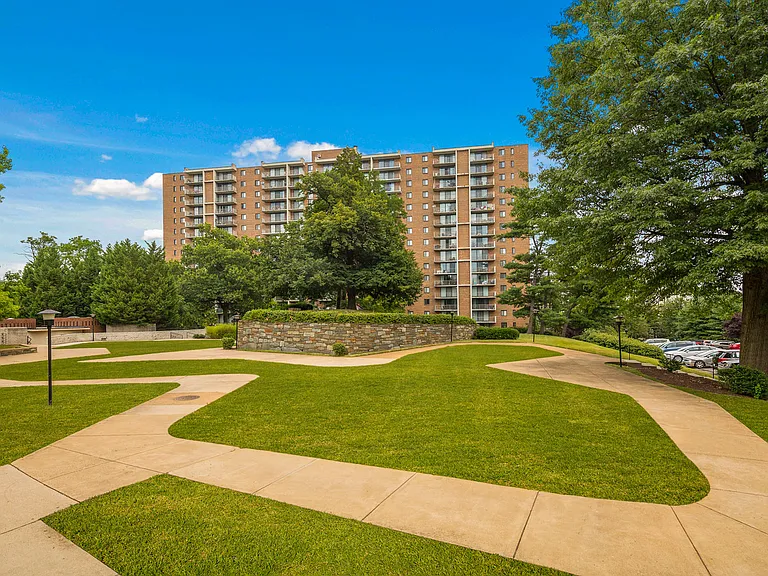 London Park Towers Apartments — Photo 13